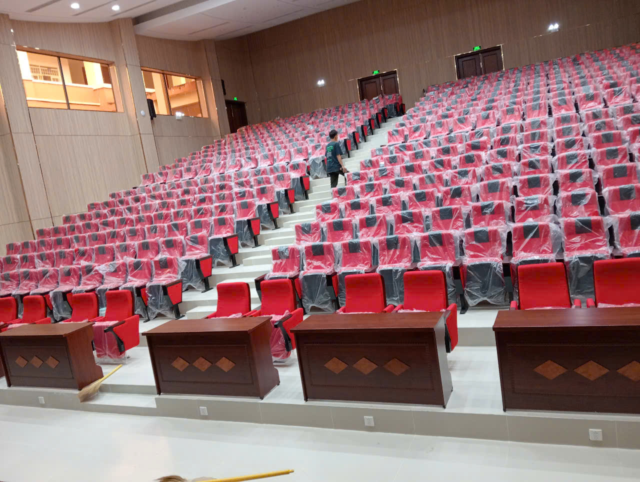 Thi công ghế hội trường