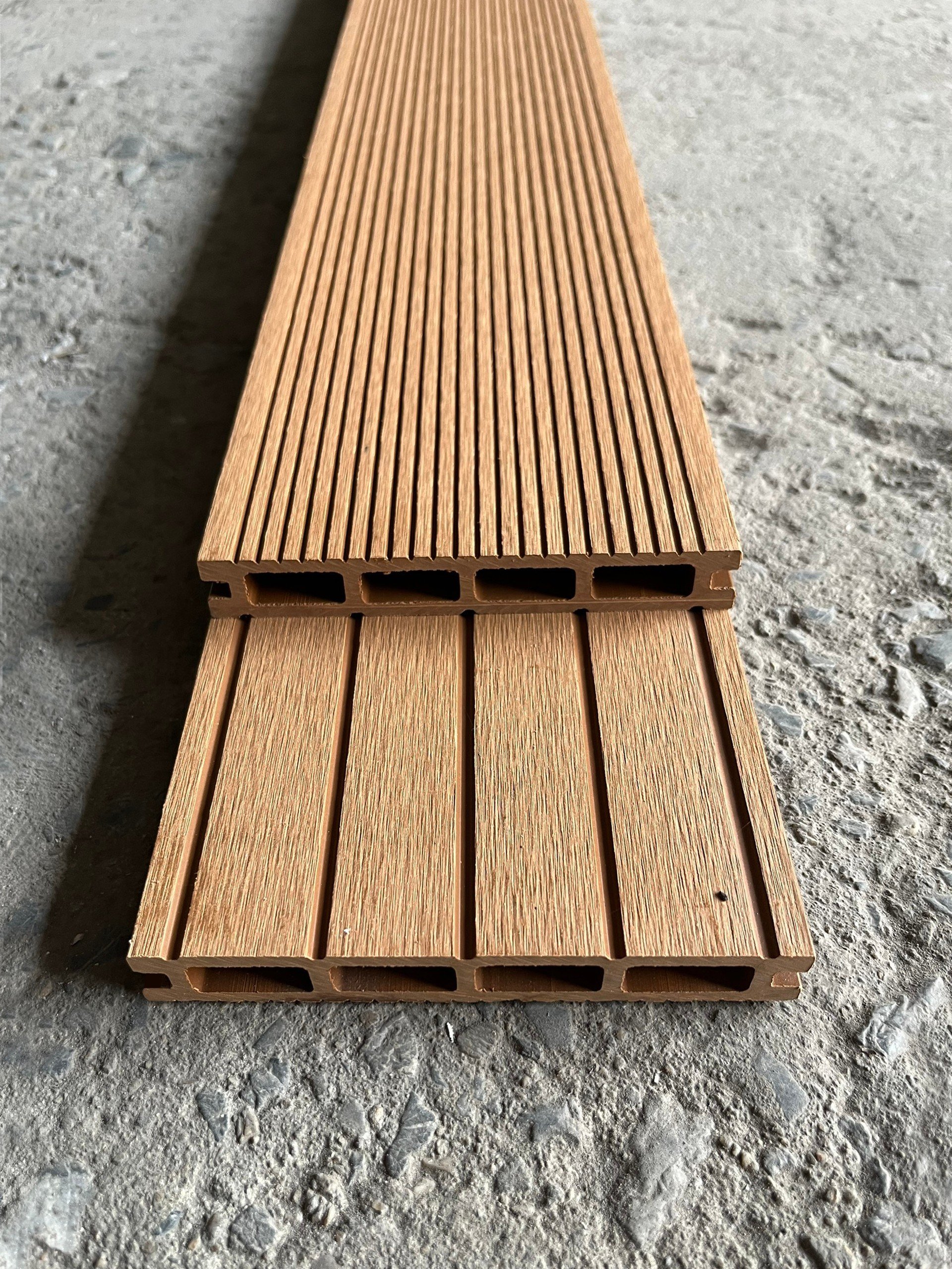 Sàn gỗ nhựa ngoài trời lỗ chữ nhật vân gỗ 2D155